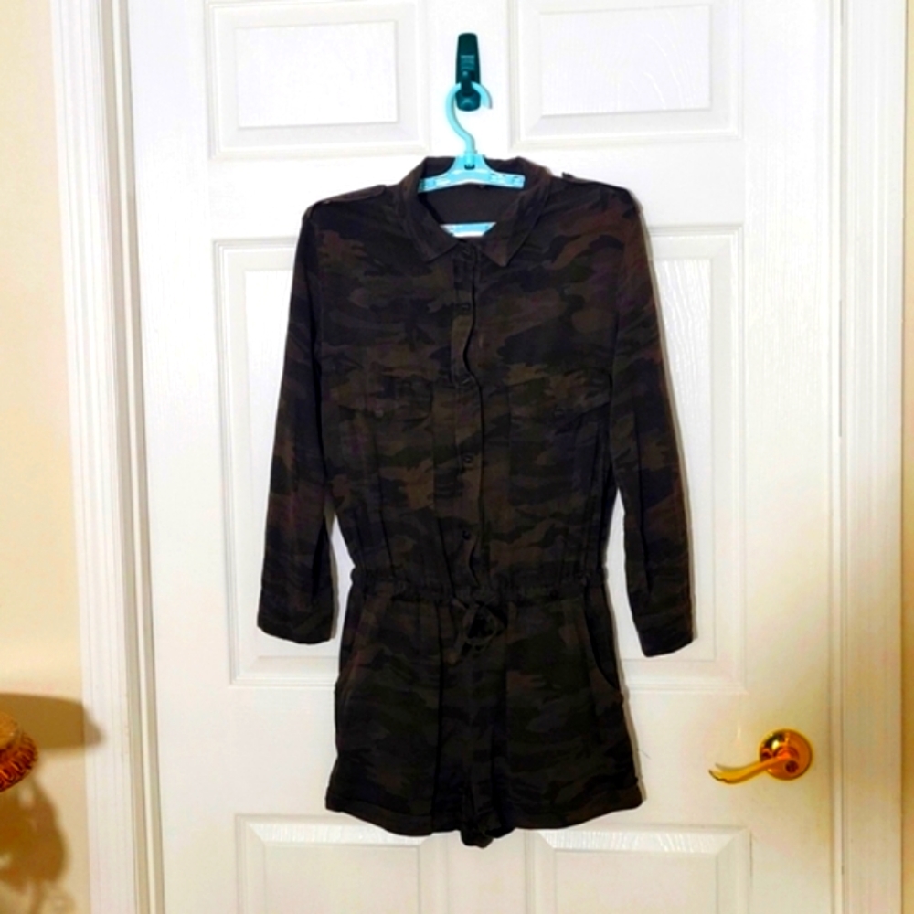 ANTHROPOLOGIE SANCTUARY Camo long-sleeve romper size Small